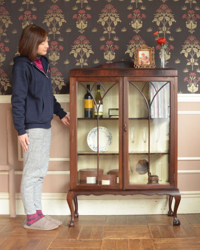 アンティークのキャビネット　アンティーク家具　英国アンティーク家具のショーケース、マホガニー材のガラスキャビネット（飾り棚）。並べる時間も至福のときになります。(k-1473-f)