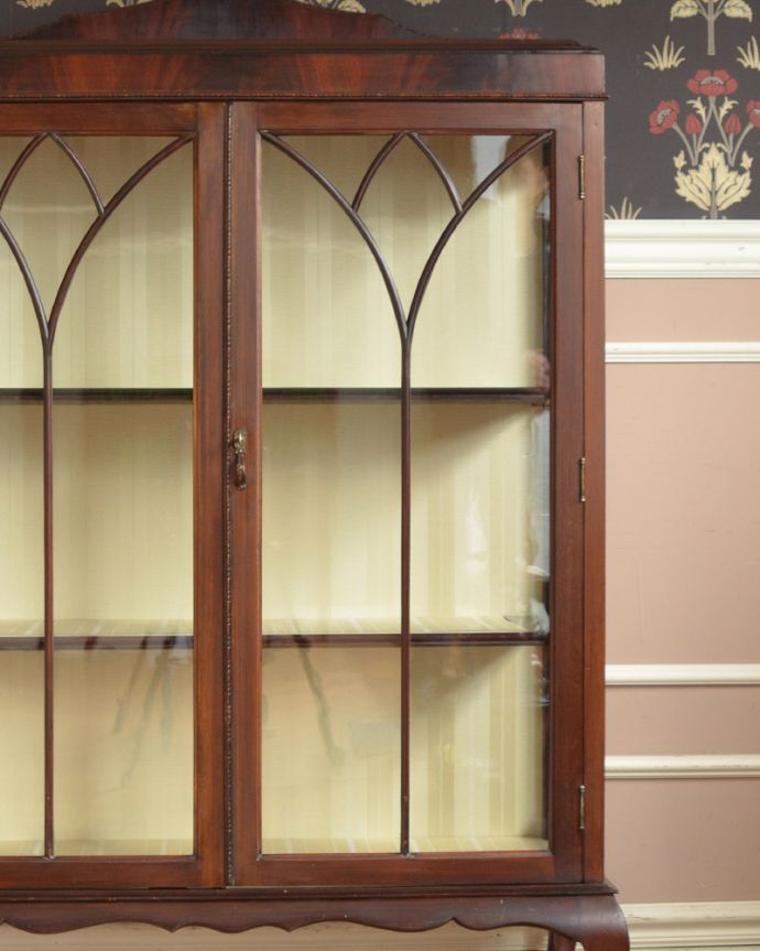 アンティークのキャビネット　アンティーク家具　英国アンティーク家具のショーケース、マホガニー材のガラスキャビネット（飾り棚）。扉はきちんとお直しをしているのでスムーズに開け閉めができ、出し入れもしやすく使いやすいです。(k-1473-f)