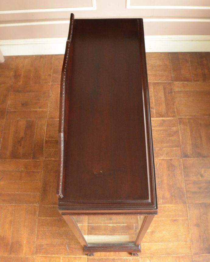 アンティークのキャビネット　アンティーク家具　英国アンティーク家具のショーケース、マホガニー材のガラスキャビネット（飾り棚）。天板もピカピカにお直ししました。(k-1473-f)