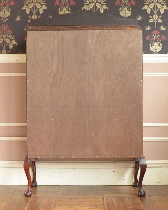 アンティークのキャビネット　アンティーク家具　英国アンティーク家具のショーケース、マホガニー材のガラスキャビネット（飾り棚）。アンティークは新品ではないので、もちろん経年変化によるキズはありますが、専門の職人が目立たないようキレイにお直しをしているので、後姿までキレイです。(k-1473-f)