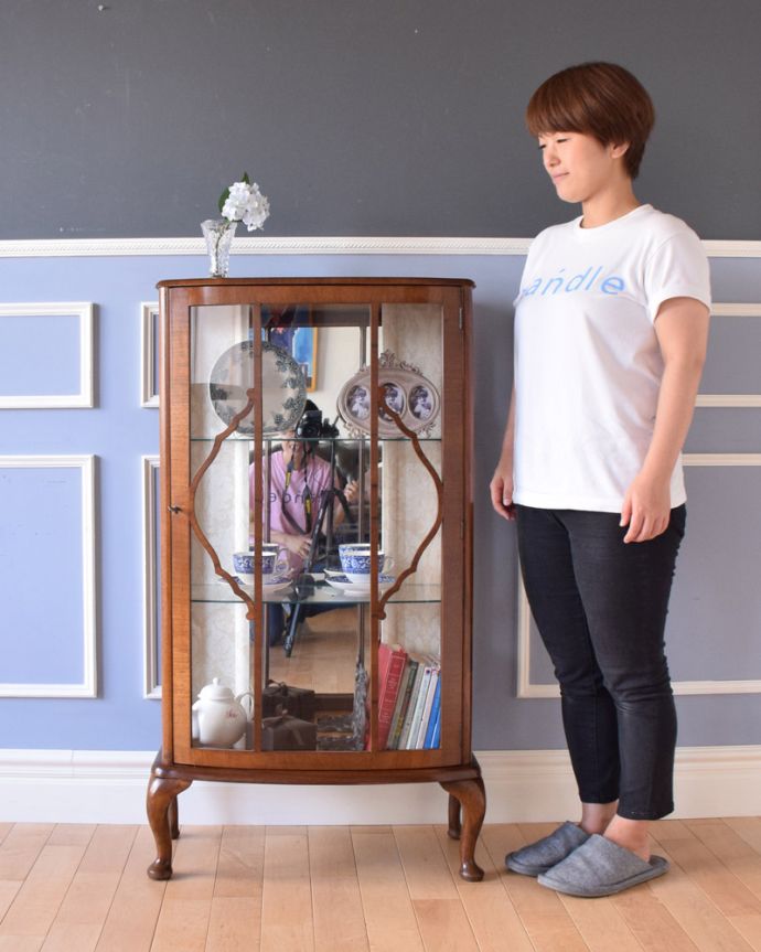 アンティークのキャビネット　アンティーク家具　英国スタイルのアンティーク家具、ミラーバックのガラスキャビネット（ショーケース）。リビングや寝室、玄関などで試してみてください。(k-1474-f)