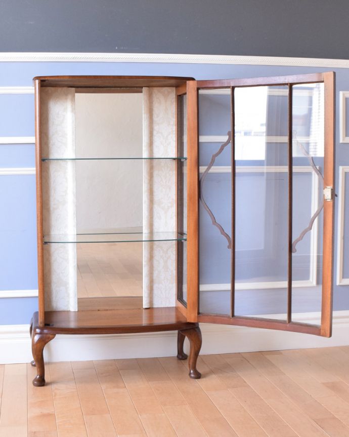 アンティークのキャビネット　アンティーク家具　英国スタイルのアンティーク家具、ミラーバックのガラスキャビネット（ショーケース）。３段あります。(k-1474-f)