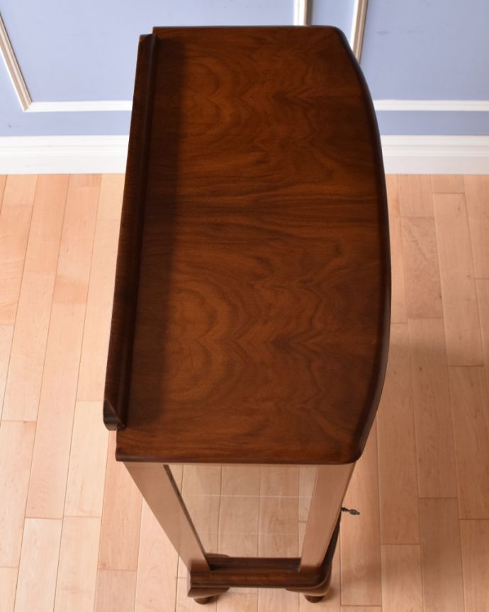 アンティークのキャビネット　アンティーク家具　英国スタイルのアンティーク家具、ミラーバックのガラスキャビネット（ショーケース）。天板もピカピカにお直ししました。(k-1474-f)