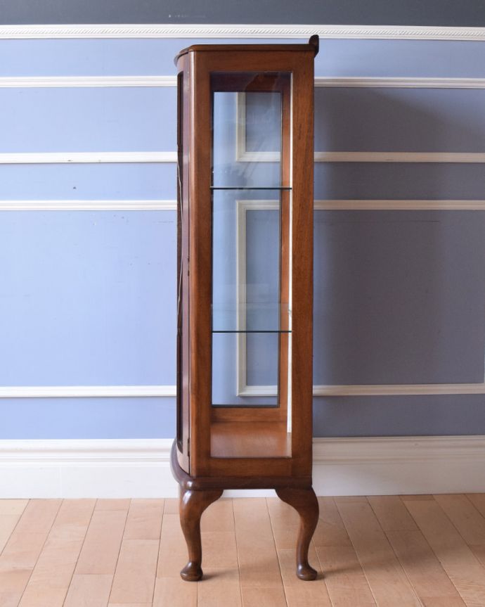 アンティークのキャビネット　アンティーク家具　英国スタイルのアンティーク家具、ミラーバックのガラスキャビネット（ショーケース）。サイドもガラス貼りが涼しげでスッキリしています。(k-1474-f)
