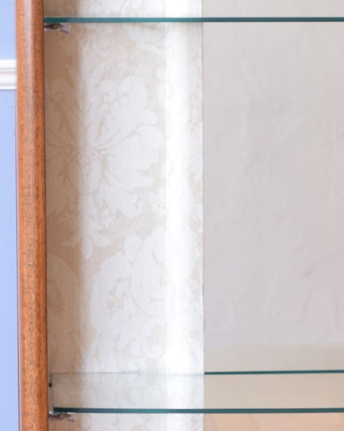 アンティークのキャビネット　アンティーク家具　英国スタイルのアンティーク家具、ミラーバックのガラスキャビネット（ショーケース）。柄物の食器やお気に入りのアイテムが引き立つような生地になっています。(k-1474-f)