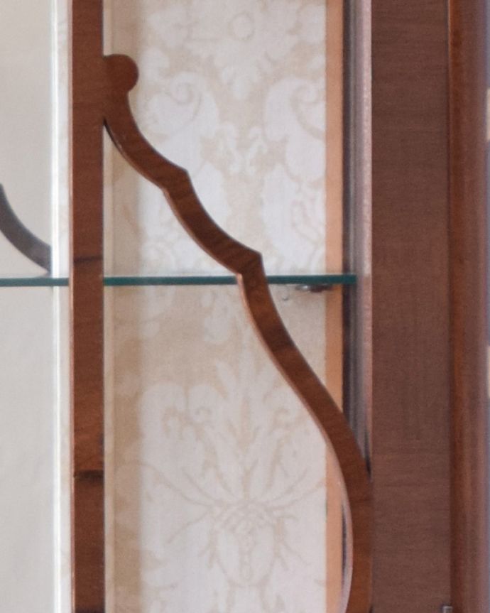 アンティークのキャビネット　アンティーク家具　英国スタイルのアンティーク家具、ミラーバックのガラスキャビネット（ショーケース）。風格と品があるので、リビングはもちろん、和室や書斎、客間にも最適。(k-1474-f)