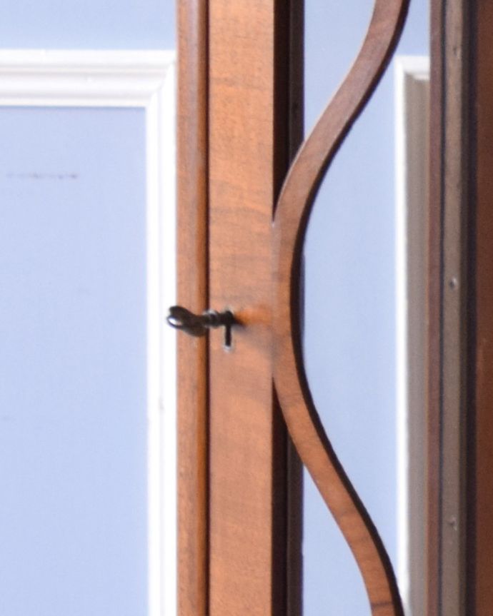 アンティークのキャビネット　アンティーク家具　英国スタイルのアンティーク家具、ミラーバックのガラスキャビネット（ショーケース）。扉の取っ手は鍵です。(k-1474-f)