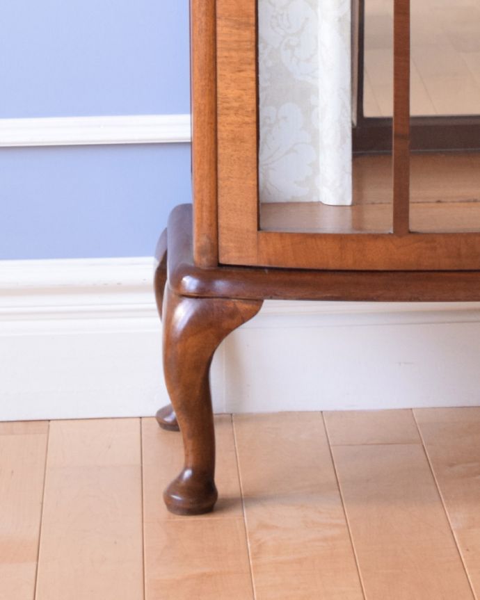 アンティークのキャビネット　アンティーク家具　英国スタイルのアンティーク家具、ミラーバックのガラスキャビネット（ショーケース）。安定感のある脚がしっかり支えます。(k-1474-f)