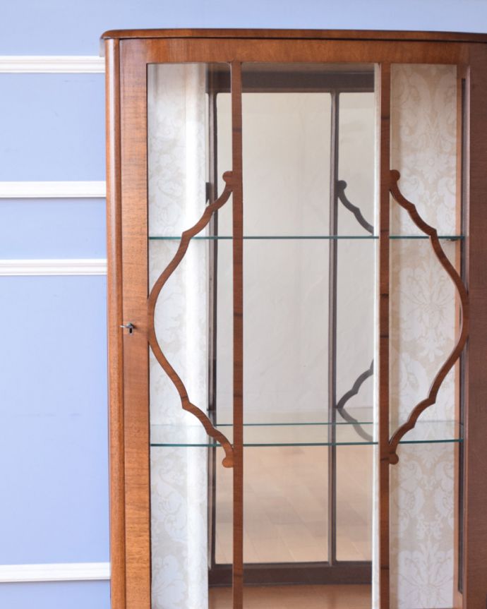 アンティークのキャビネット　アンティーク家具　英国スタイルのアンティーク家具、ミラーバックのガラスキャビネット（ショーケース）。アンティークのガラスがキレイにはめ込んであります。(k-1474-f)