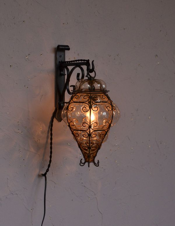 壁付けブラケット　照明・ライティング　透き通る淡いピンクのガラスのアンティーク照明、ウォールランプ（壁付け照明）（Ｅ17シャンデリア球付）。ガラスに反射して、きらきら輝きが美しいアンティークの照明です。(k-1474-z)