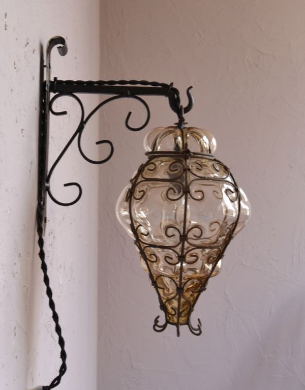 壁付けブラケット　照明・ライティング　透き通る淡いピンクのガラスのアンティーク照明、ウォールランプ（壁付け照明）（Ｅ17シャンデリア球付）。アイアンの可愛らしい雰囲気に癒されるので、毎日、夜がくるのが楽しくなります。(k-1474-z)