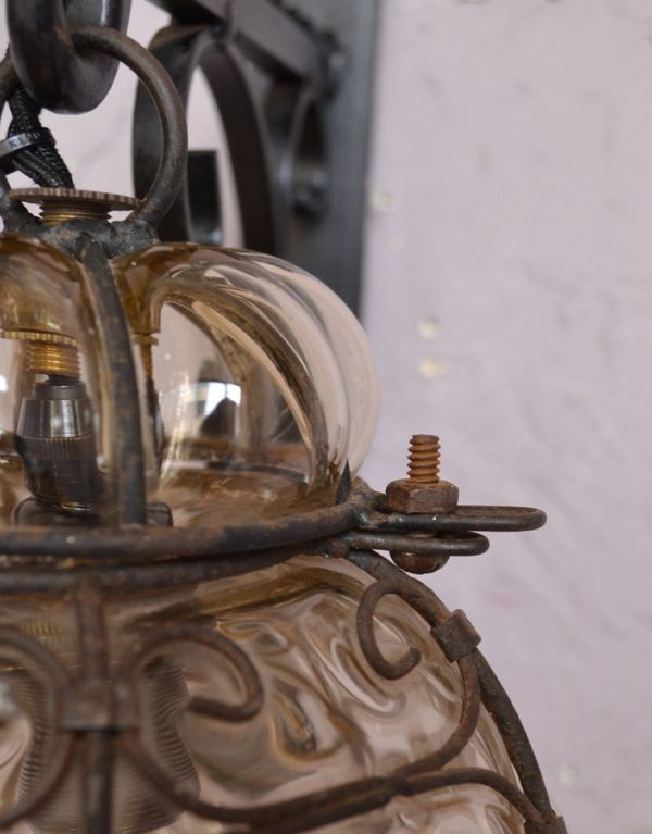 壁付けブラケット　照明・ライティング　透き通る淡いピンクのガラスのアンティーク照明、ウォールランプ（壁付け照明）（Ｅ17シャンデリア球付）。電球取り付ける時は、ネジ止め外し、フタを開けて交換して下さい。(k-1474-z)