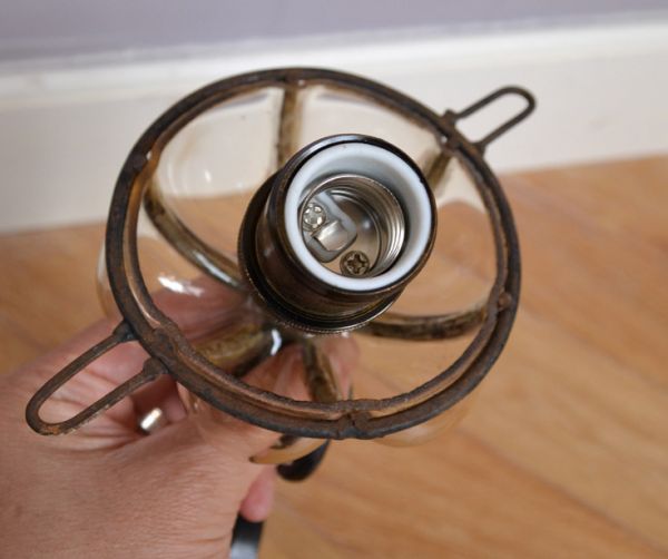 壁付けブラケット　照明・ライティング　透き通る淡いピンクのガラスのアンティーク照明、ウォールランプ（壁付け照明）（Ｅ17シャンデリア球付）。しっかりオーバーホウルをしたので、ご安心下さい。(k-1474-z)