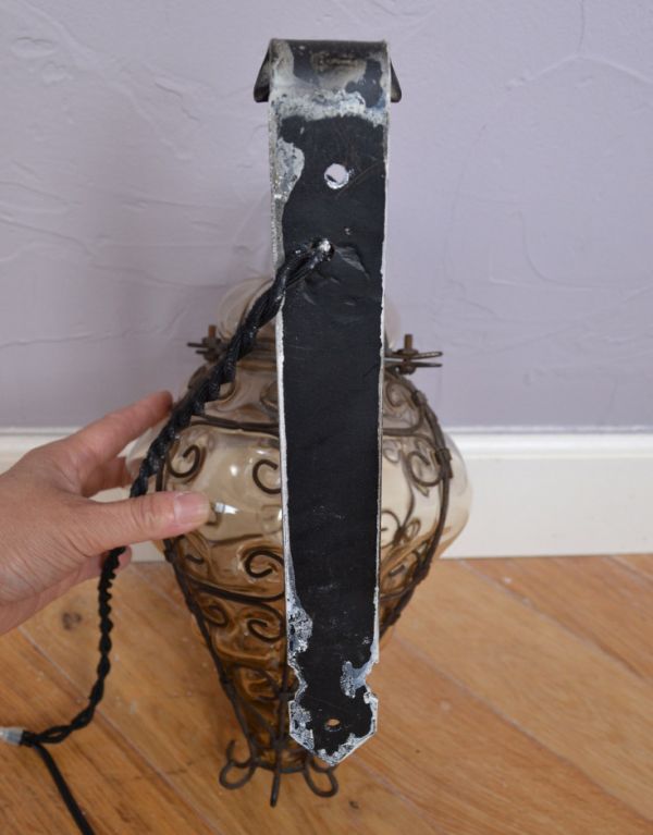 壁付けブラケット　照明・ライティング　透き通る淡いピンクのガラスのアンティーク照明、ウォールランプ（壁付け照明）（Ｅ17シャンデリア球付）。※配線に直結するので、電気屋さんによる取り付け工事が必要です。(k-1474-z)