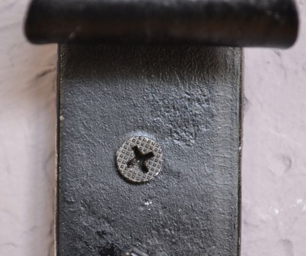 壁付けブラケット　照明・ライティング　透き通る淡いピンクのガラスのアンティーク照明、ウォールランプ（壁付け照明）（Ｅ17シャンデリア球付）。ビス用の穴は２箇所あります。(k-1474-z)