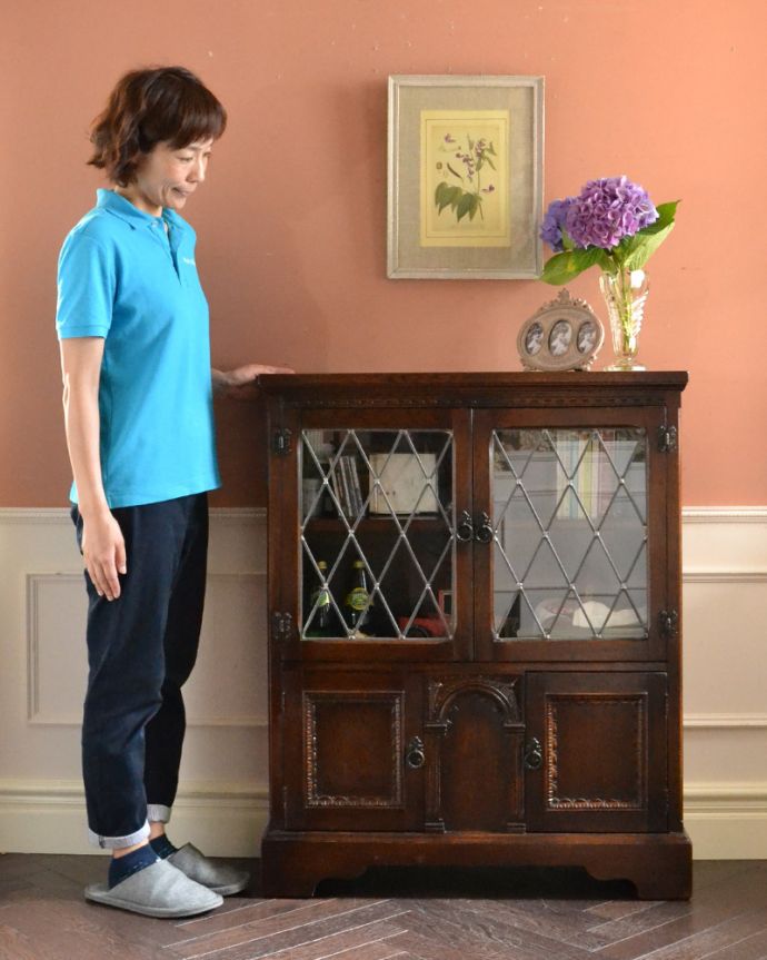 アンティークのキャビネット　アンティーク家具　イギリスから届いたアンティーク家具、ケイム材のガラス戸が美しいブックケース（本棚）。美しい彫で存在感があるキャビネット。(k-1475-f)