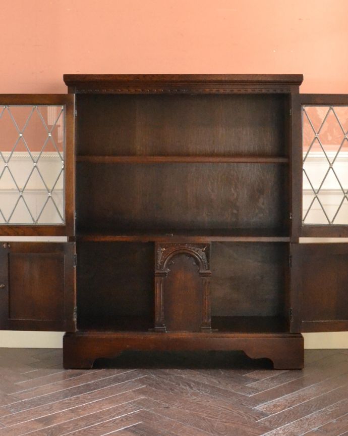 アンティークのキャビネット　アンティーク家具　イギリスから届いたアンティーク家具、ケイム材のガラス戸が美しいブックケース（本棚）。棚板があるので整理しやすいです。(k-1475-f)