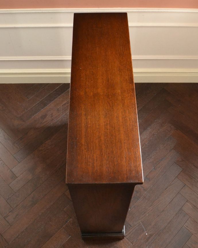 アンティークのキャビネット　アンティーク家具　イギリスから届いたアンティーク家具、ケイム材のガラス戸が美しいブックケース（本棚）。天板もピカピカにお直ししました。(k-1475-f)