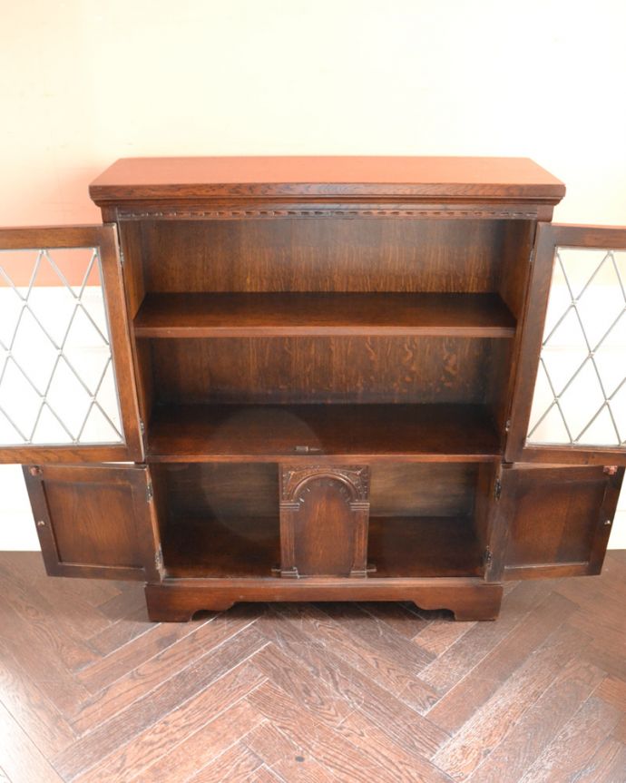 アンティークのキャビネット　アンティーク家具　イギリスから届いたアンティーク家具、ケイム材のガラス戸が美しいブックケース（本棚）。内側もキレイな状態です。(k-1475-f)