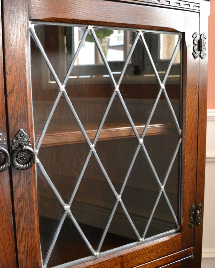 アンティークのキャビネット　アンティーク家具　イギリスから届いたアンティーク家具、ケイム材のガラス戸が美しいブックケース（本棚）。ガラスも当時のもの。(k-1475-f)