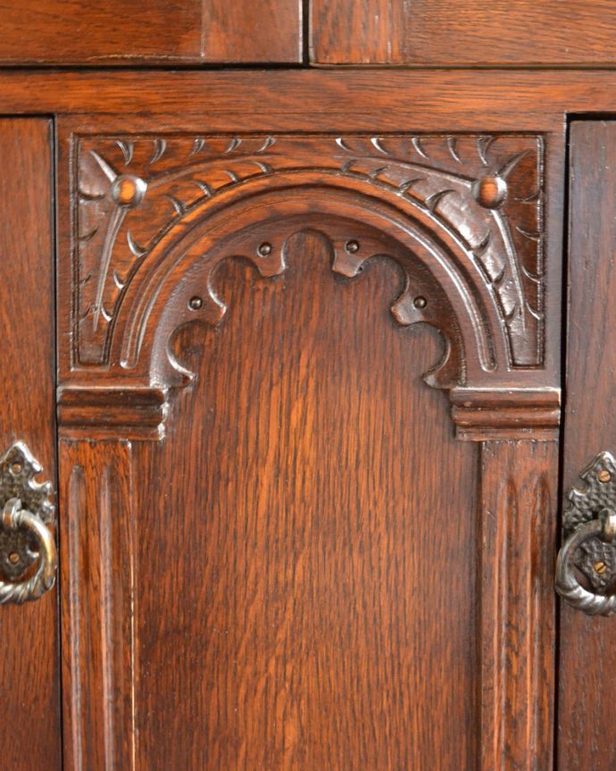 アンティークのキャビネット　アンティーク家具　イギリスから届いたアンティーク家具、ケイム材のガラス戸が美しいブックケース（本棚）。品のある装飾にはどこか和の美しさを感じます。(k-1475-f)