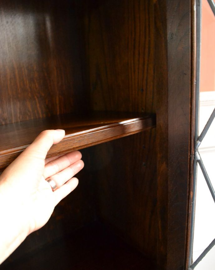 アンティークのキャビネット　アンティーク家具　イギリスから届いたアンティーク家具、ケイム材のガラス戸が美しいブックケース（本棚）。扉内も綺麗な状態です。(k-1475-f)