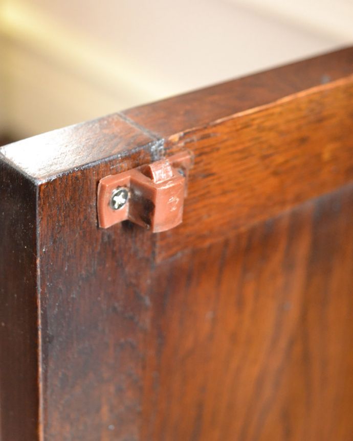 アンティークのキャビネット　アンティーク家具　イギリスから届いたアンティーク家具、ケイム材のガラス戸が美しいブックケース（本棚）。扉にはキャッチャーが付いているので開け閉めはスムーズです。(k-1475-f)