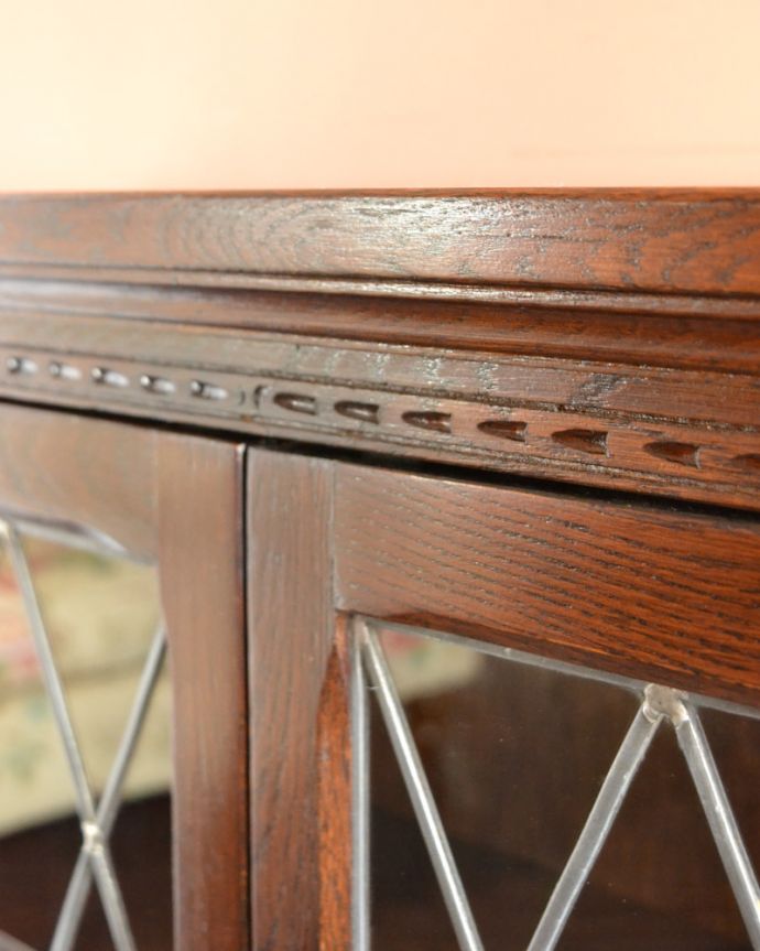 アンティークのキャビネット　アンティーク家具　イギリスから届いたアンティーク家具、ケイム材のガラス戸が美しいブックケース（本棚）。繊細な彫が入った木製の装飾です。(k-1475-f)