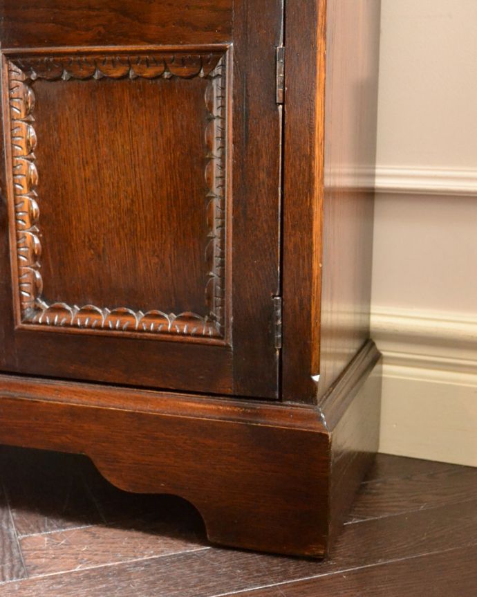 アンティークのキャビネット　アンティーク家具　イギリスから届いたアンティーク家具、ケイム材のガラス戸が美しいブックケース（本棚）。安定感のある脚がしっかり支えます。(k-1475-f)