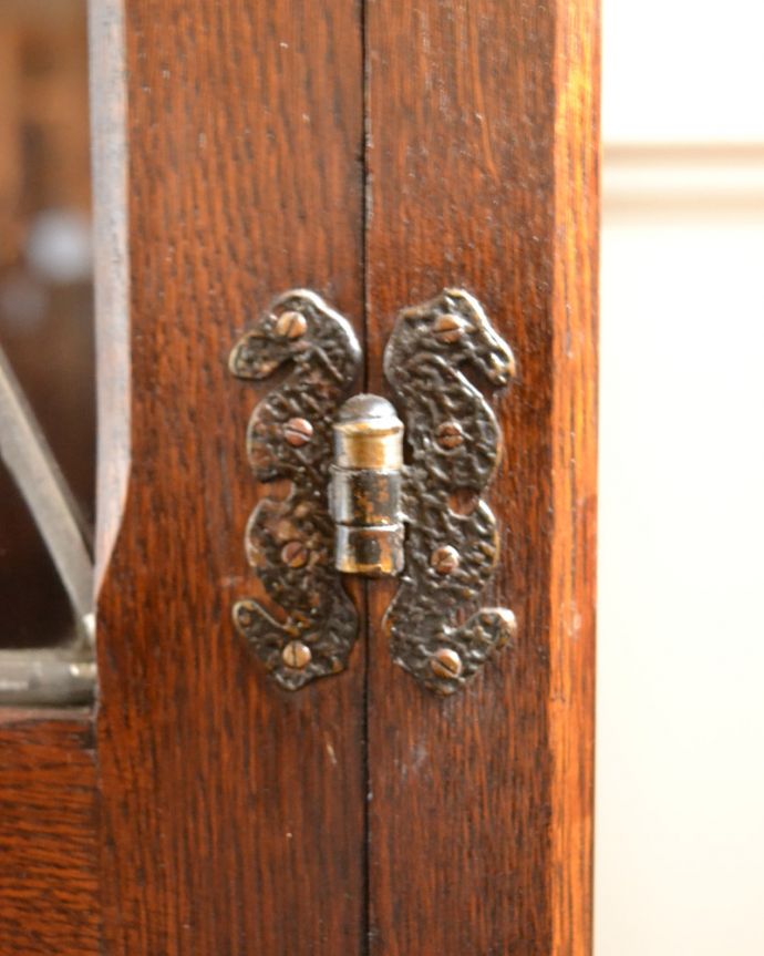 アンティークのキャビネット　アンティーク家具　イギリスから届いたアンティーク家具、ケイム材のガラス戸が美しいブックケース（本棚）。当時の蝶番も美しいデザインです。(k-1475-f)