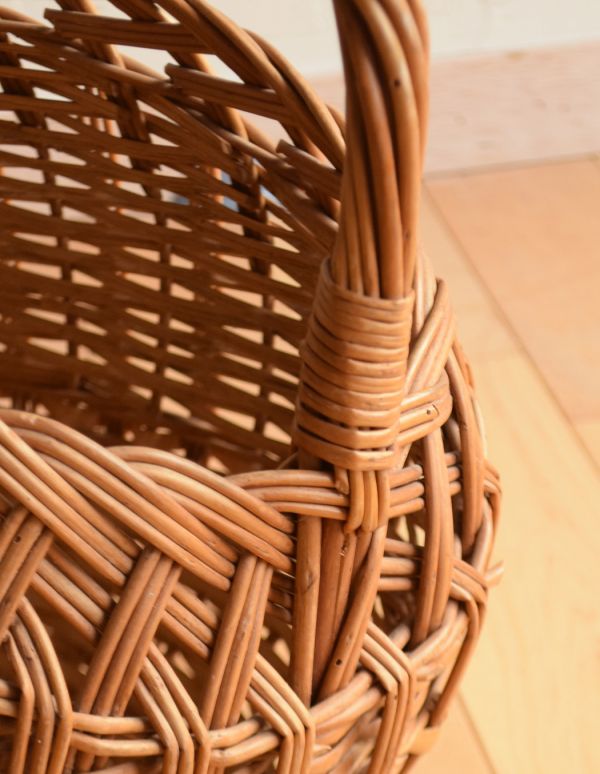 アンティーク雑貨 どこでも便利に可愛く収納 イギリスから届いたステキなアンティーク バスケット。深さもあるのでたっぷり収納できます。(k-1475-z)