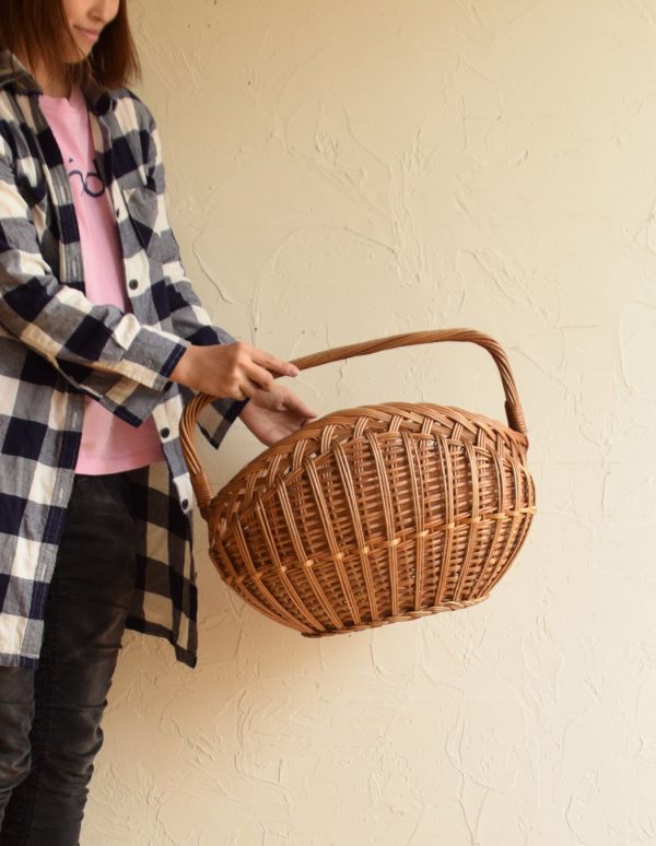 アンティーク雑貨 どこでも便利に可愛く収納 イギリスから届いたステキなアンティーク バスケット。お洒落な形がアンティークならではです。(k-1475-z)