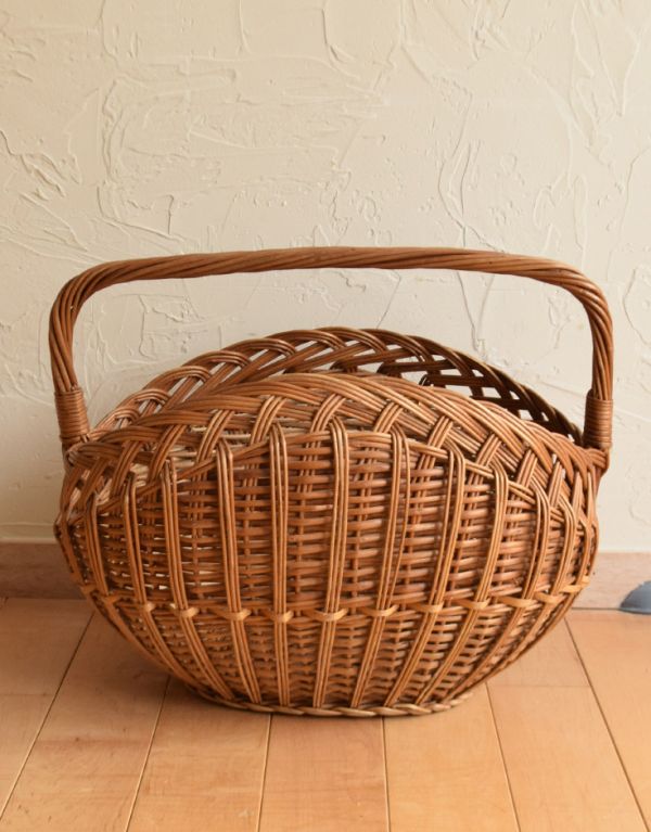 アンティーク雑貨 どこでも便利に可愛く収納 イギリスから届いたステキなアンティーク バスケット。正面から見るとこんな感じです。(k-1475-z)