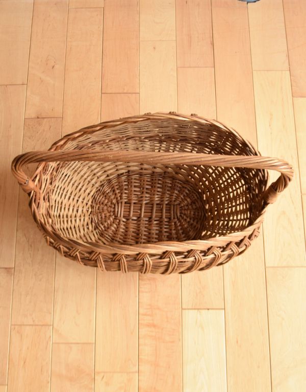 アンティーク雑貨 どこでも便利に可愛く収納 イギリスから届いたステキなアンティーク バスケット。しっかり作られています。(k-1475-z)