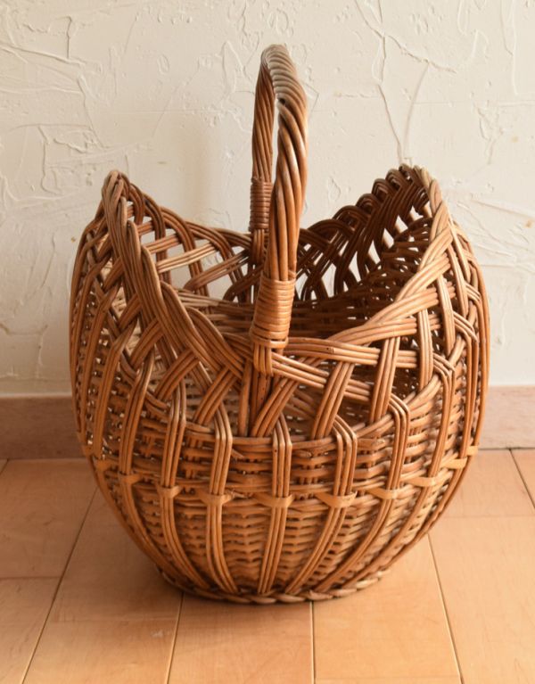アンティーク雑貨 どこでも便利に可愛く収納 イギリスから届いたステキなアンティーク バスケット。経年変化による多少のキズはありますが、使用上問題はありませんので、ご安心下さい。(k-1475-z)