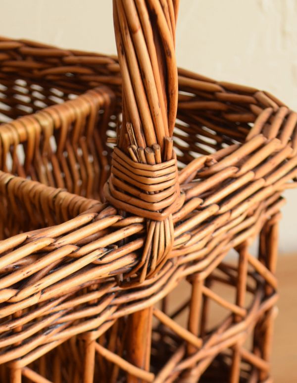 アンティーク雑貨　イギリスアンティークの仕切り付バスケット　アンティークパニエ（カゴ）。ずっと昔から使っていたような･･･アンティークならではの風合いがお洒落です。(k-1476-z)