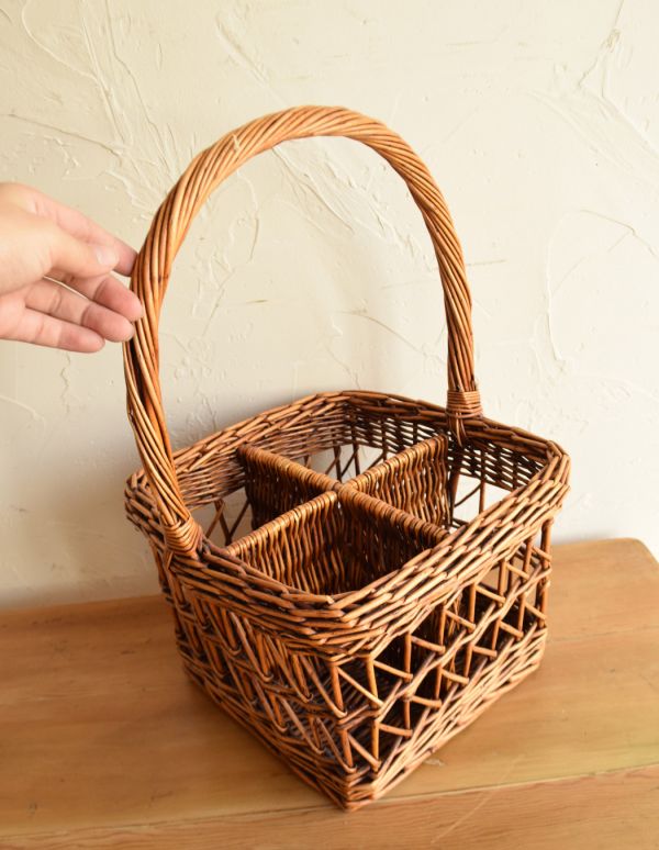 アンティーク雑貨　イギリスアンティークの仕切り付バスケット　アンティークパニエ（カゴ）。しっかり作られています。(k-1476-z)