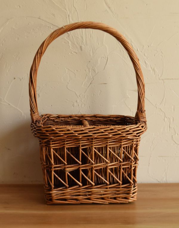 アンティーク雑貨　イギリスアンティークの仕切り付バスケット　アンティークパニエ（カゴ）。正面から見るとこんな感じです。(k-1476-z)