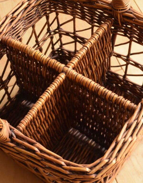 アンティーク雑貨　イギリスアンティークの仕切り付バスケット　アンティークパニエ（カゴ）。裁縫で使う布や、雑誌、キッチンのカトラリーを入れても便利に使えそうです。(k-1476-z)