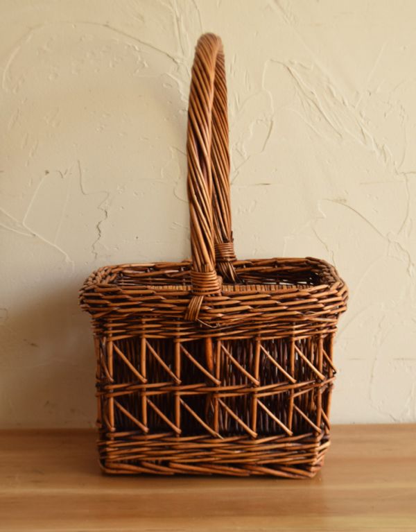 アンティーク雑貨　イギリスアンティークの仕切り付バスケット　アンティークパニエ（カゴ）。経年変化による多少のキズはありますが、使用上問題はありませんので、ご安心下さい。(k-1476-z)