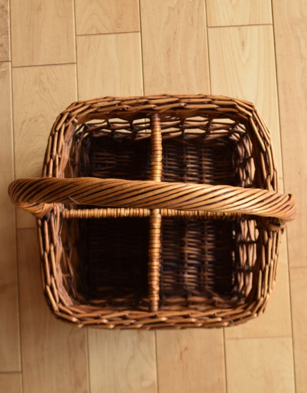 アンティーク雑貨　イギリスアンティークの仕切り付バスケット　アンティークパニエ（カゴ）。ピクニックにもお家でも仕切り付きバスケットは活躍してくれます。(k-1476-z)