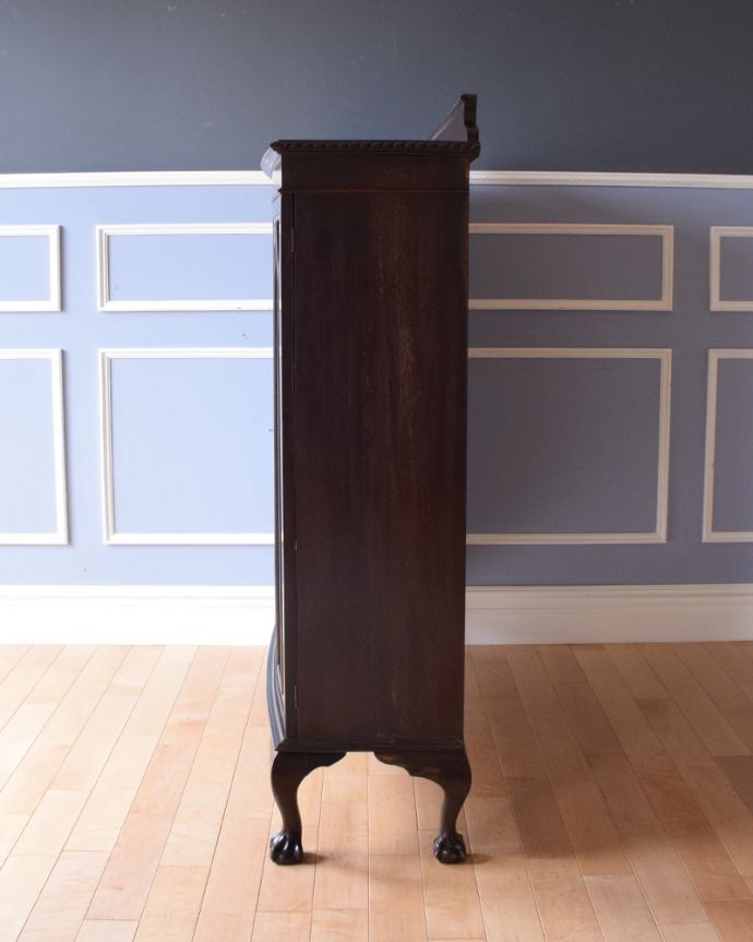 アンティークのキャビネット　アンティーク家具　和室にも似合うアンティーク家具、美しいガラス扉のブックケース（本棚）。横から見てもピカピカです。(k-1477-f)