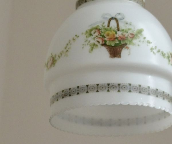 ペンダントライト　照明・ライティング　ローズの花かごが描かれた、ミルクガラスの可愛いアンティークペンダントライト。シェードは、アンティークのため、誤差があったり、キズ、汚れが入っている場合もあります。(k-1478-z)