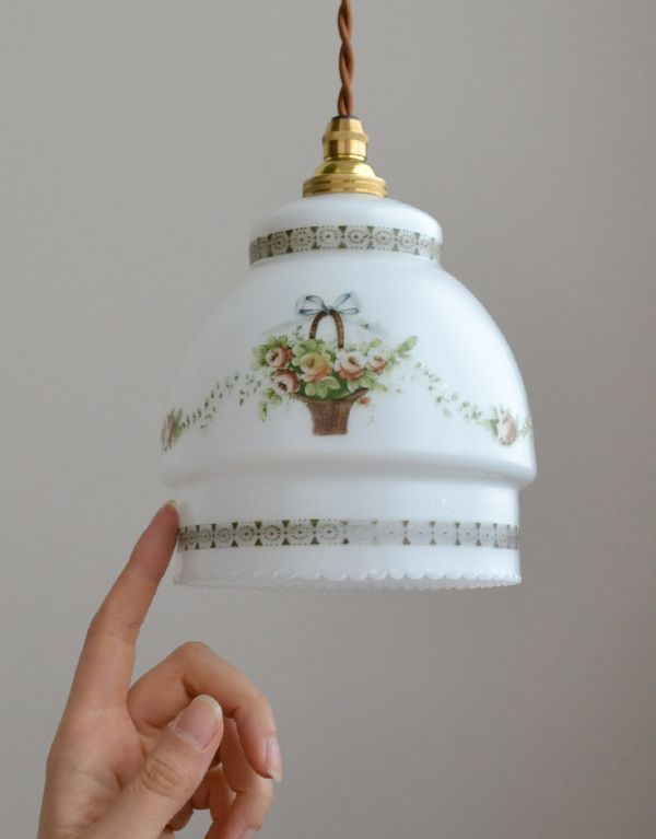 ペンダントライト　照明・ライティング　ローズの花かごが描かれた、ミルクガラスの可愛いアンティークペンダントライト。アンティークのミルクガラスは、光を通すとなんとも言えないステキな雰囲気でお部屋を照らしてくれます。(k-1478-z)