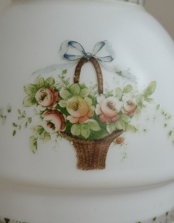 ペンダントライト　照明・ライティング　ローズの花かごが描かれた、ミルクガラスの可愛いアンティークペンダントライト。とっても可愛い花かごが柔らかなタッチで描かれています。(k-1478-z)