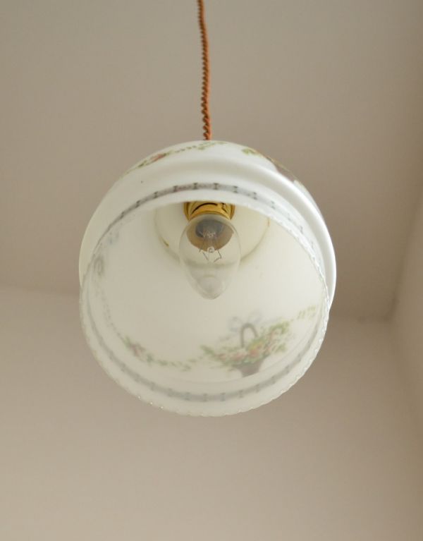 ペンダントライト　照明・ライティング　ローズの花かごが描かれた、ミルクガラスの可愛いアンティークペンダントライト。【 シェードのサイズ 】直径14.5×高さ14.5cmコードは50、80cm以外にも、ご希望の長さで加工してお届けします。(k-1478-z)