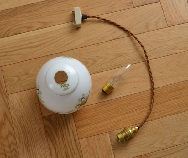 ペンダントライト　照明・ライティング　ローズの花かごが描かれた、ミルクガラスの可愛いアンティークペンダントライト。ガラスシェード、コード、電球1個を全てセットでお届けするので、届いてすぐに取り付けられます。(k-1478-z)