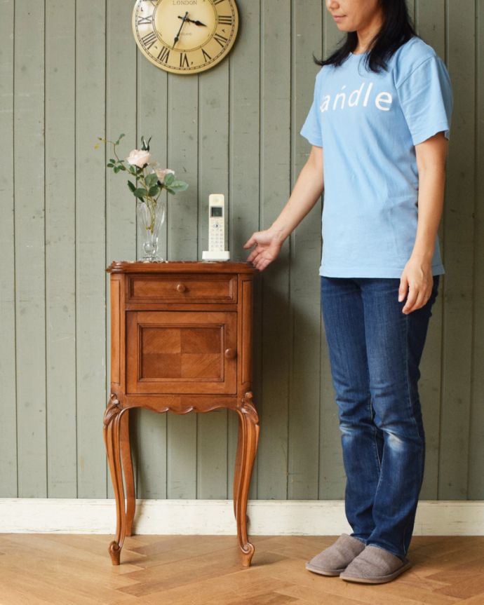 アンティークのキャビネット アンティーク家具 美しい大理石天板のアンティーク家具、フランスで見つけたウォルナット材ペディスタル カップボード。サイドテーブルにも最適!使いたいときに使いたいところに持ってこられる気軽さが魅力です。(k-1479-f)