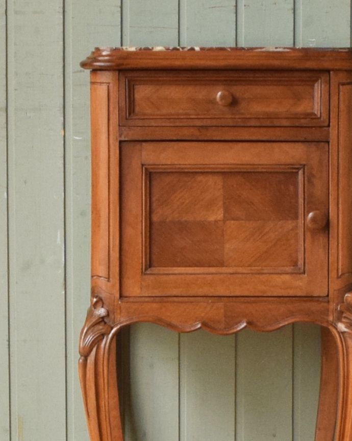 アンティークのキャビネット アンティーク家具 美しい大理石天板のアンティーク家具、フランスで見つけたウォルナット材ペディスタル カップボード。凝った彫りのデザインが扉に刻まれています。(k-1479-f)
