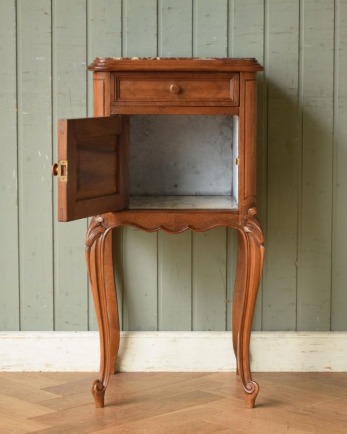 アンティークのキャビネット アンティーク家具 美しい大理石天板のアンティーク家具、フランスで見つけたウォルナット材ペディスタル カップボード。引き出しと扉収納がついた便利なキャビネットです。(k-1479-f)